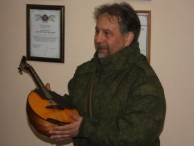 Музыкальной школе № 1 Горловки были переданы музыкальные инструменты от известного российского мастера
