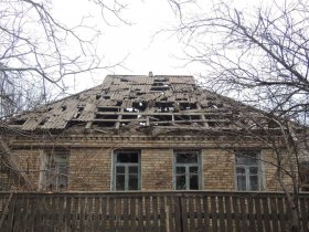 В результате обстрела поселка шахты 6/7 в Горловке повреждены жилые дома (фото)
