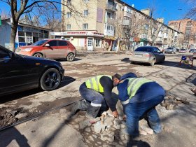 В Горловке залатали плиткой ямы на дороге по улице Гагарина (фото)
