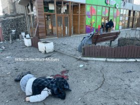 В Волновахе ракета разорвалась перед супермаркетом, погибли две девушки, ещё две ранены (фото, видео)