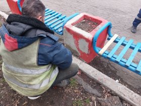 В Горловке начали покраску скамеек в Сквере Героев (фото)
