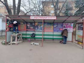 На площади Победы в Горловке коммунальные службы приводят в порядок остановочные павильоны (фото)