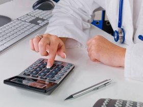 Медикам в ДНР в апреле пересчитают зарплаты с учетом надбавок