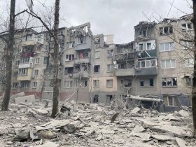 В Славянске ракеты попали в многоэтажные дома, погибли 5 человек, еще 17 ранены (фото)
