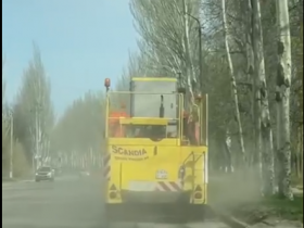 На центральных улицах Горловки проводится механизированная уборка дорог  (видео)