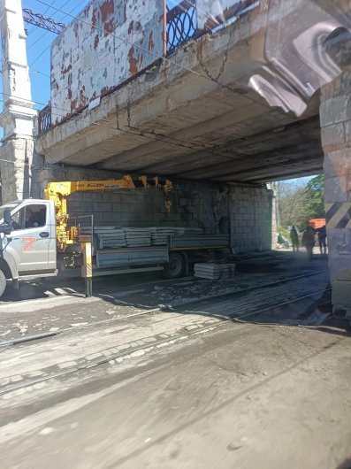 Огромные ямы под мостами в Горловке решили латать своими силами водители автобусов и работники ТТУ Горловки