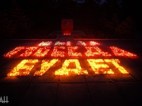 Ко Дню Победы в Донецке выложили надпись из 4000 свечей (фото)