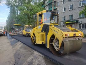 В Харцызске продолжается ремонт внутригородских дорог силами нижегородских специалистов (фото)