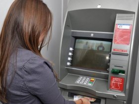 Российские банки начали ужесточать условия снятия наличных через банкоматы
