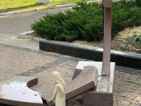 В Горловке разбили Мемориал погибшим мирным жителям, вандал задержан (фото)
