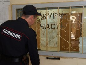 За сжигание ленты в цветах российского флага 19-летнюю горловчанку доставили в отделение полиции