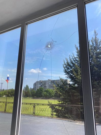 ВСУ обстреляли жилмассив "Комсомолец" в Горловке, повреждена школа, жилые дома, рейсовый автобус № 2