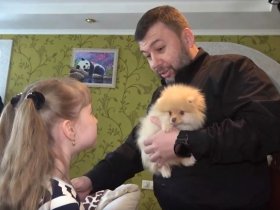 Пушилин передал девочке из Енакиево щенка, в подарок от Путина (видео)