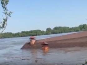 После подрыва Каховской ГЭС по Днепру плывут жилые дома (видео)