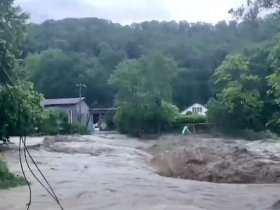 В Краснодарском крае из-за сильных дождей вышла из берегов река Мацеста, затоплены дома и дороги (фото, видео)
