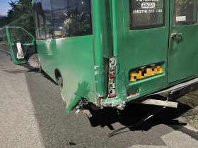 В Макеевке водитель Mercedes-Benz совершил наезд на автобусную остановку, 7 человек получили травмы (фото)