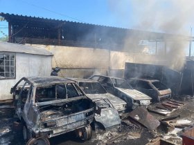 ФОТОФАКТ: в результате обстрела молокозавода в Горловке сгорели 4 автомобиля