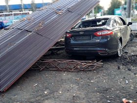 В результате ДТП в центре Горловки, автомобиль влетел в остановочный комплекс (фото)