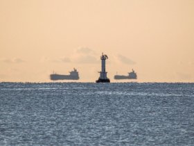 Сегодня утром в Новороссийске заметили летающие корабли (фото)