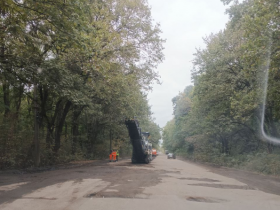 В Горловке началось фрезерование асфальтного покрытия в поселке Воробьевка (видео)