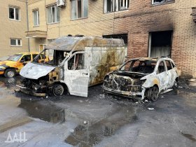 В результате массированного обстрела Донецка ранены 4 человека, сгорели автомобили и складские помещения (фото, видео)