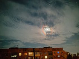 Сегодня ночью жители ДНР наблюдали в небе необычное природное явление - лунные венцы (фото)