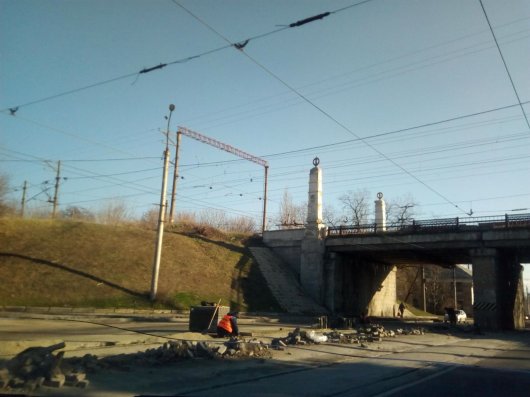 ФОТОФАКТ: под "кочегаровскими мостами" в Горловке кладут новую плитку