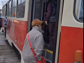 В Горловке вышел на маршрут трамвай, полученный по линии министерства транспорта ДНР (видео)