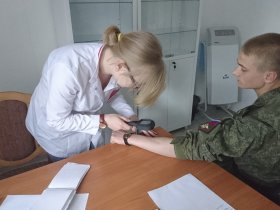 Для переноса штампа о воинском учете в паспорт РФ мужчинам из ДНР нужно явиться в военкомат и пройти медкомиссию