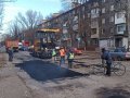 По улице Гагарина в Горловке производится ямочный ремонт дороги (фото)