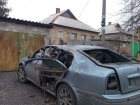 В результате обстрела Горловки ранена мирная жительница, повреждены жилые дома и легковые автомобили (фото)