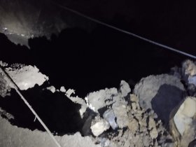 В Горловке после разрыва снаряда ВСУ в асфальтовом покрытии дороги образовалась воронка диаметром около 3 метров (фото)