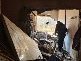 В результате массированного обстрела Донецка ранены пять человек, повреждена больница, два магазина и школа (фото)
