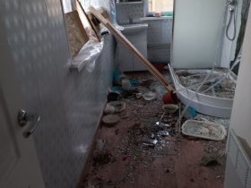 Горловчанка, чей дом был серьезно поврежден в ходе обстрела, рассказала подробности произошедшего (видео)