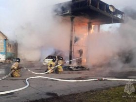 В ходе пожара на АЗС в Горловке пострадали кровля здания, автомобиль и две емкости с газ-пропаном