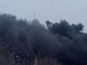 После серии мощных взрывов над Донецком поднимается огромный столб дыма (фото, видео)