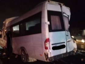 Два большегруза и микроавтобус столкнулись на трассе в Краснодарском крае, 5 человек погибли, двое госпитализированы