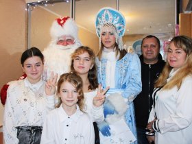 Дети из Горловки получили подарки из Кузбасса от Деда Мороза и Снегурочки (фото)