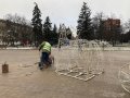 На площади Победы в Горловке завершили установку новогодних арт-объектов (фото)