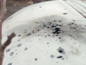 В результате сброса боеприпаса с БПЛА в Горловке поврежден автомобиль коммунальных служб (фото)