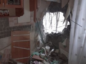 В результате прямого попадания снаряда повреждены две квартиры в жилмассиве 