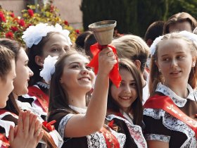 Выпускники школ в ДНР в 2024 году смогут получить аттестат без экзаменов