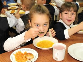 52 тысячи учеников начальных классов ДНР обеспечены горячим питанием