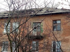 В результате обстрела поселка шахты им. Гагарина в Горловке поврежден многоквартирный дом (фото)