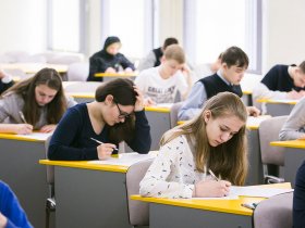 Многодетным семьям в России хотят дать 50-процентную льготу на оплату обучения в вузах