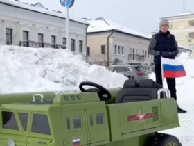 В магазинах России начали продавать детский электромобиль в виде ракетного комплекса 