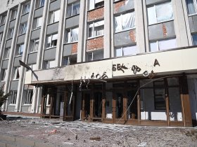 Беспилотник ВСУ врезался в здание администрации Белгорода, ранены две женщины (фото)
