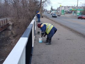 Коммунальные службы провели окраску ограждений на мосту по улице Пересыпкина в Горловке