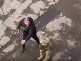 В Украине военкомов начинают бить на улицах (видео)