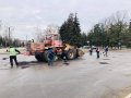 Коммунальные службы Горловки засыпали вырубкой ямы на дороге по бульвару Димитрова (фото)